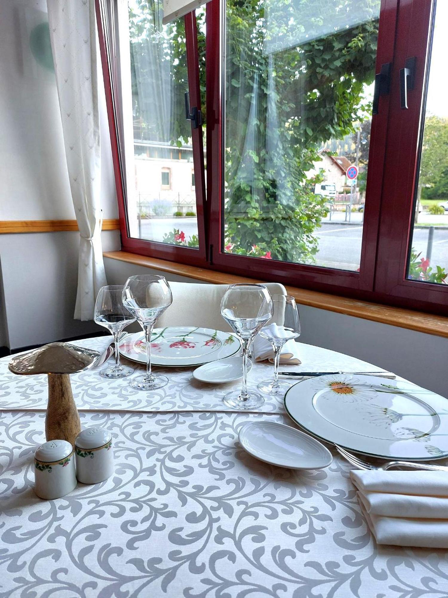 Logis Hotel & Restaurant Des Lacs Celles-sur-Plaine Exterior foto