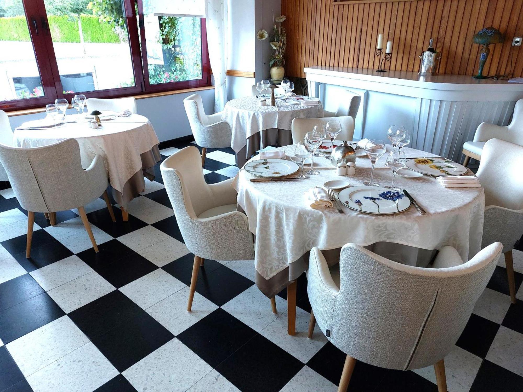 Logis Hotel & Restaurant Des Lacs Celles-sur-Plaine Exterior foto