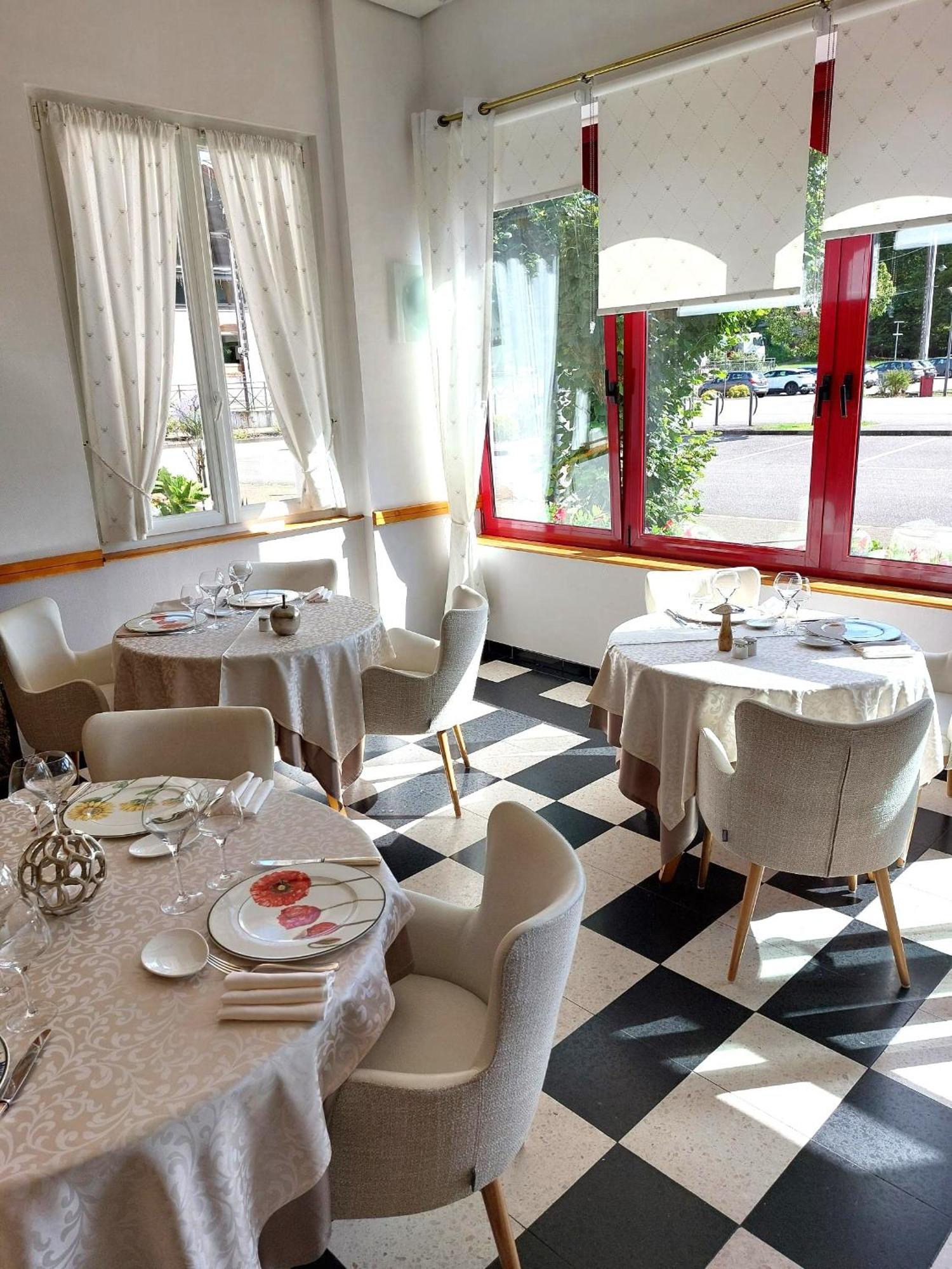 Logis Hotel & Restaurant Des Lacs Celles-sur-Plaine Exterior foto